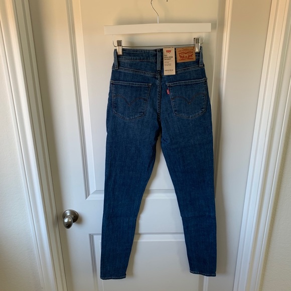Levi’s 721 high rise skinny jean in medium wash - Picture 6 of 7